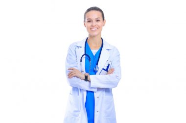 Kolları çapraz duran steteskoplu kadın doktor beyaz arka planda izole edilmiş.