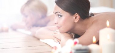 rahatlatıcı ve spa merkezinde zevk iki genç güzel kadın