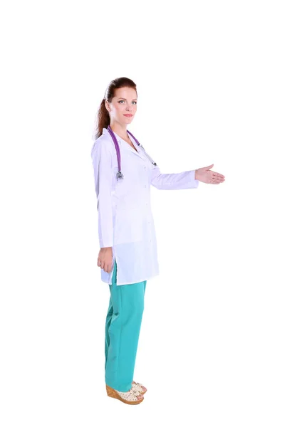 제복을 입고 병원에서 있는 여의사를 가르치는 모습 — 스톡 사진