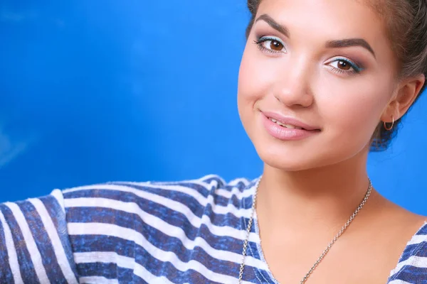 Feliz hermosa mujer joven haciendo pintura de pared, de pie cerca de la escalera — Foto de Stock