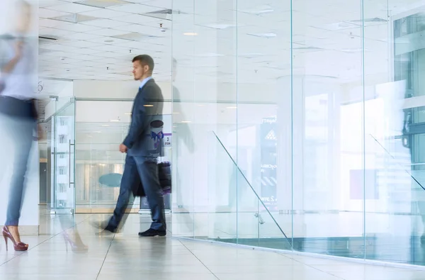 Des gens d'affaires marchant dans le couloir d'un centre d'affaires — Photo