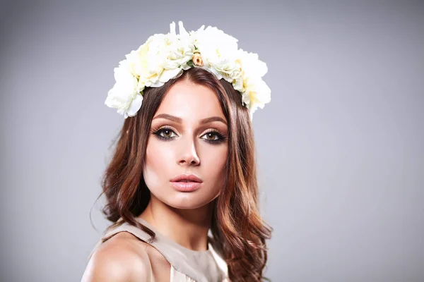 Retrato de una hermosa mujer con flores en el pelo —  Fotos de Stock