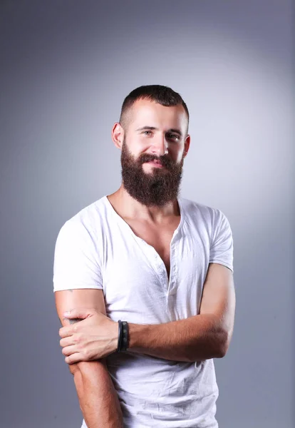 Retrato de homem bonito em pé, isolado sobre fundo cinza — Fotografia de Stock