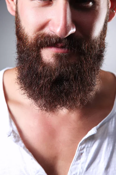 Retrato de homem bonito em pé, isolado sobre fundo cinza — Fotografia de Stock