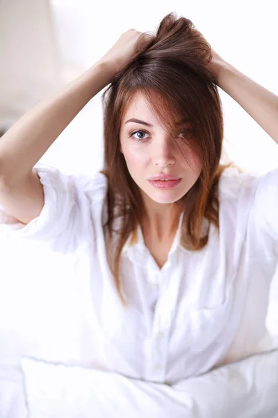 Portret van mooie vrouw op bed op de slaapkamer — Stockfoto