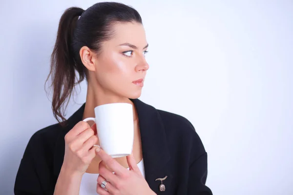 Portret van jonge vrouw met kopje thee of koffie — Stockfoto