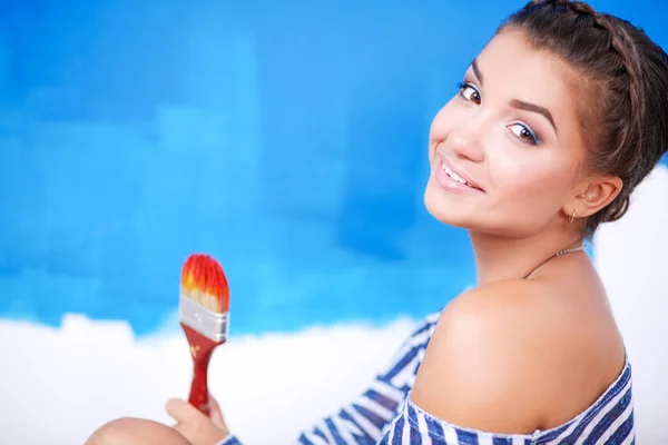 Beautiful young woman doing wall painting , standing — Stock Photo, Image