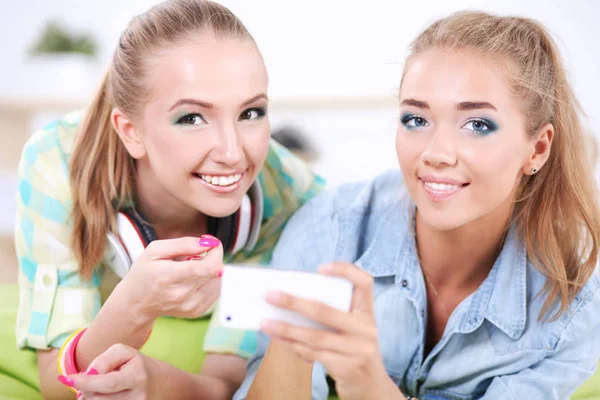 Two young women taking a selfie together — Stock Photo, Image