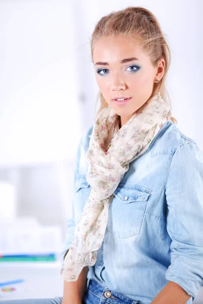 Atraktivní mladá žena stojící na bílém pozadí — Stock fotografie
