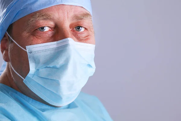 Surgeon man at work in operating room — Stock Photo, Image