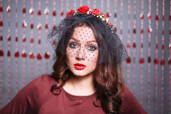 Saçında çiçekler olan güzel bir kadının portresi.