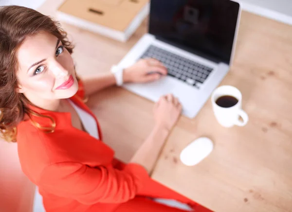 Belle femme assise au bureau, travaillant avec un ordinateur portable — Photo