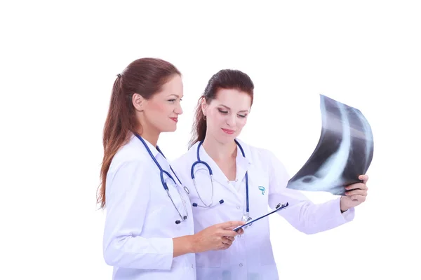 Deux infirmières regardent l'image de Rayon X, debout à l'hôpital — Photo