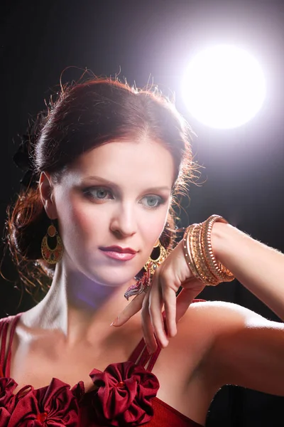 Ritratto di giovane bella donna bruna in perline — Foto Stock