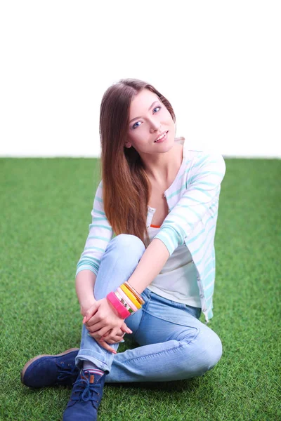 çimenlere oturup güzel bir genç kadın