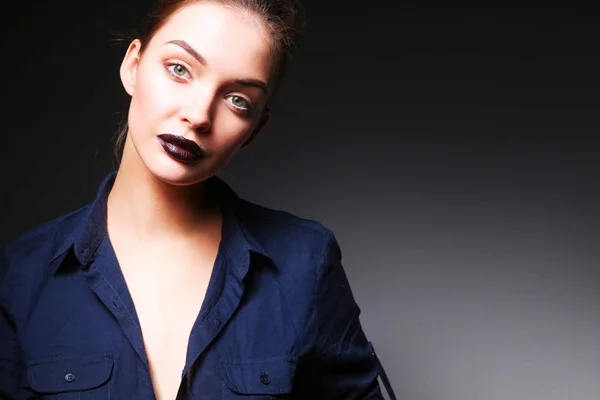 Retrato de una hermosa mujer con collar — Foto de Stock