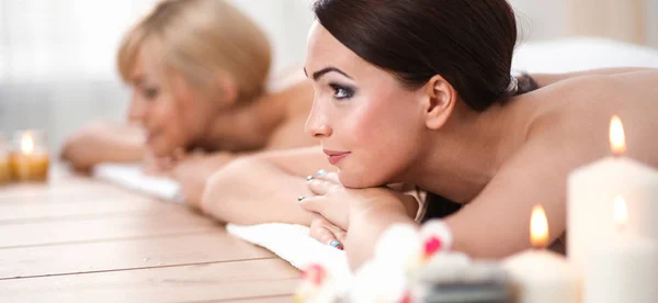 Dos mujeres hermosas jóvenes relajándose y disfrutando en el centro de spa — Foto de Stock