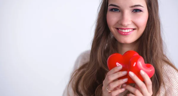 Porträt einer schönen, glücklichen Frau mit einem symbolischen Herzen. — Stockfoto