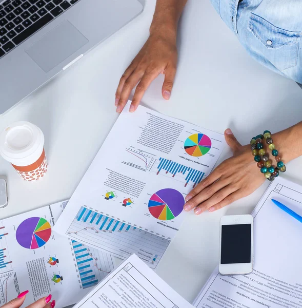 Due donne che lavorano insieme in ufficio, sedute sulla scrivania — Foto Stock