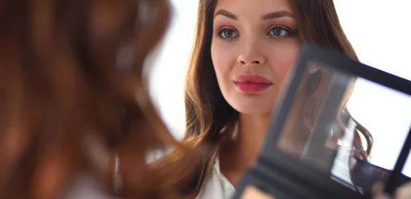 Jeune belle femme faisant maquillage près du miroir — Photo