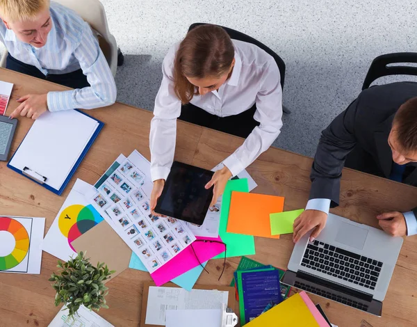 Zakenmensen zitten en discussiëren op zakelijke bijeenkomst, in functie — Stockfoto