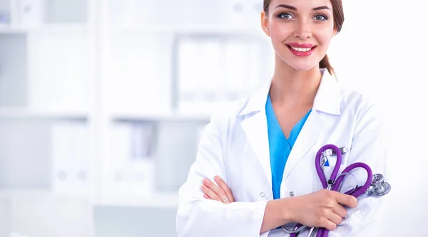 Portrait d'une jeune femme médecin heureuse et réussie tenant un stéthoscope — Photo