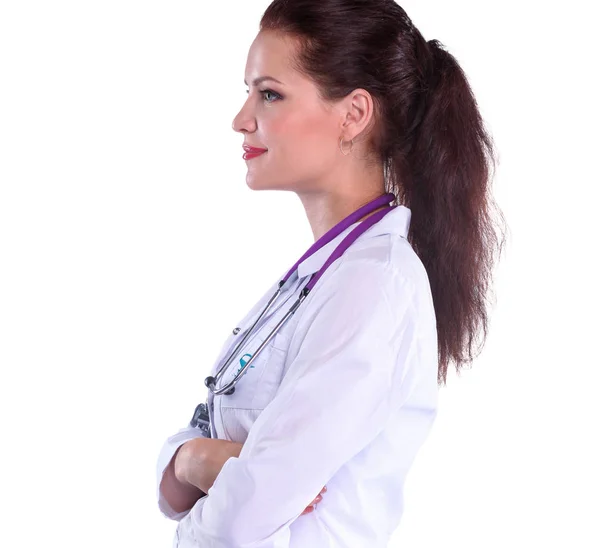 Portrait de jeune femme médecin avec manteau blanc debout — Photo