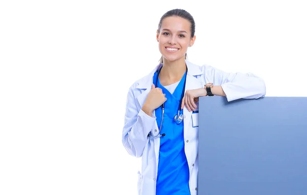 一个女医生，拿着一块空白的广告牌 — 图库照片