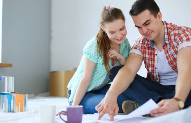 Genç katta oturan ve onlar hakkında tasarruf hesaplama çift. Genç Çift