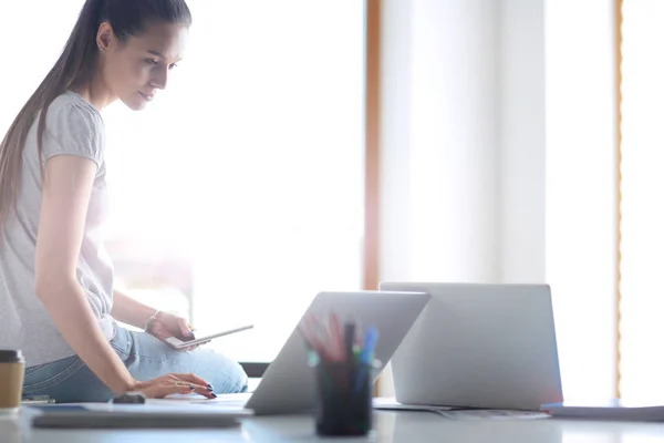 Porträtt av student flicka som arbetar på laptop. Studentflicka — Stockfoto