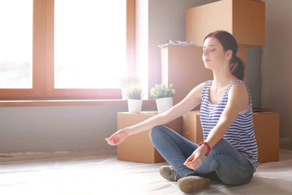 Woman in a new home with cardboard boxes. Woman in the house. — Stock Photo, Image