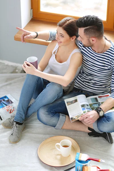 Casal a mudar-se para casa sentado no chão. Casal. — Fotografia de Stock