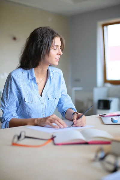 Junge Frau sitzt mit Laptop am Bürotisch. Junge Frau. Laptop — Stockfoto