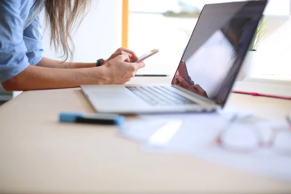 Mulher de negócios jovem bonita sentada na mesa do escritório e falando no telefone celular. Mulher de negócios — Fotografia de Stock