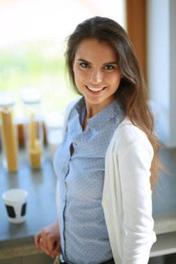 mutlu kadın evde Mutfakta çay içme. Kadın evde