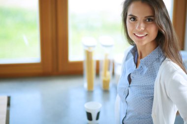 mutlu kadın evde Mutfakta çay içme. Kadın evde