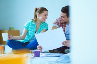 Genç katta oturan ve onlar hakkında tasarruf hesaplama çift. Genç Çift