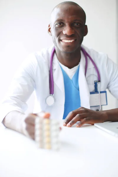 Närbild av manliga läkare ger burk piller till patienten. Doktorn. P-piller. — Stockfoto