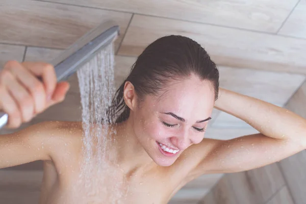 Jovem mulher bonita sob o chuveiro no banheiro . — Fotografia de Stock