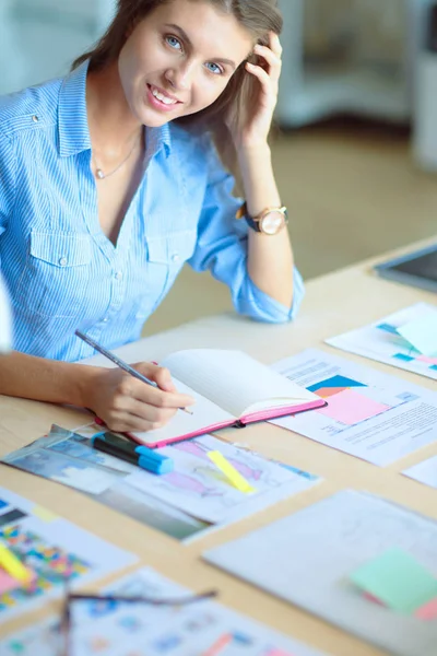 Young woman sitting at office table . Young woman. — Stock Photo, Image