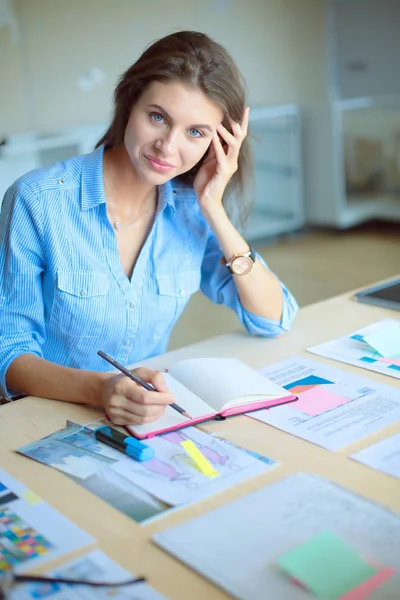 En ung kvinne sitter ved bordet. Ung kvinne . – stockfoto