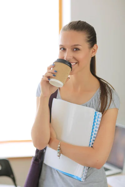 Retrato de una joven estudiante sosteniendo libros de ejercicios. Estudiante mujer —  Fotos de Stock