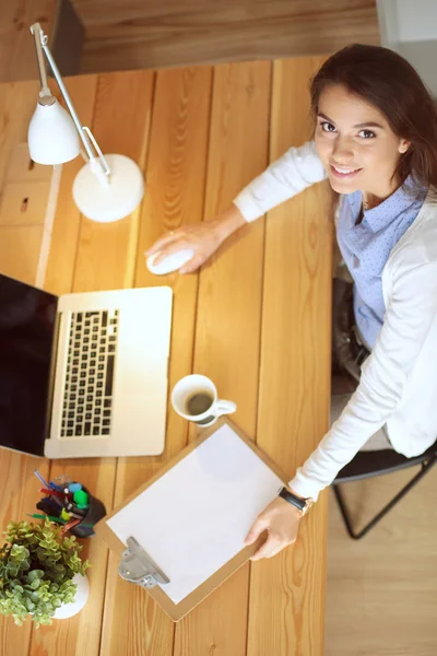 Retrato de uma jovem relaxada sentada em sua mesa segurando uma xícara de café. Mulher de negócios. Local de trabalho — Fotografia de Stock