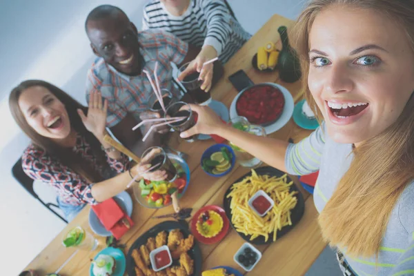 Grupa ludzi robiących selfie podczas lunchu. Samego siebie. Przyjaciele. Przyjaciele są fotografowani do jedzenia. — Zdjęcie stockowe