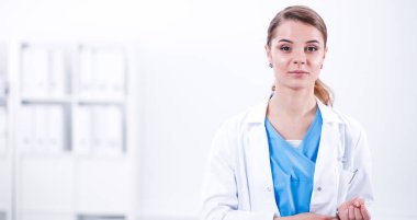 Kadın doktor hastanede dosyayla bekliyor.