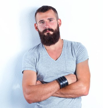 Ayakta, gri arka plan üzerinde izole yakışıklı adam portresi