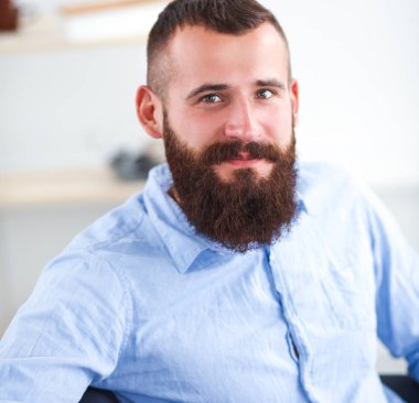 Genç işadamı koltukta oturuyor.