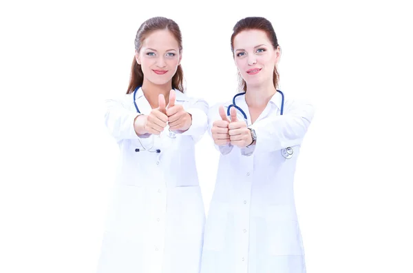 Deux jeunes femmes médecin montrant ok, debout à l'hôpital — Photo