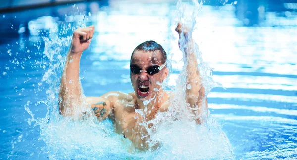 Homem nadador na piscina. Foto subaquática — Fotografia de Stock