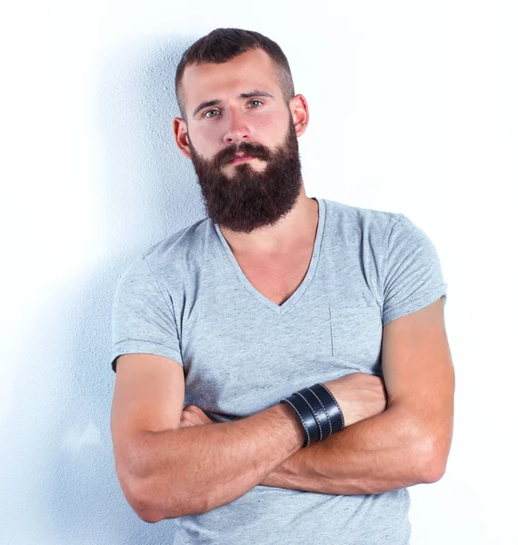 Ayakta, gri arka plan üzerinde izole yakışıklı adam portresi